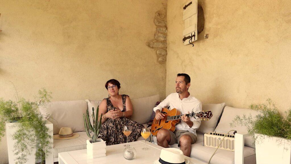 Concert privé à la maison entre amis. Sur votre terrasse, en extérieur pour l'été Concert privé à la maison entre amis. Sur votre terrasse, en extérieur pour l'été