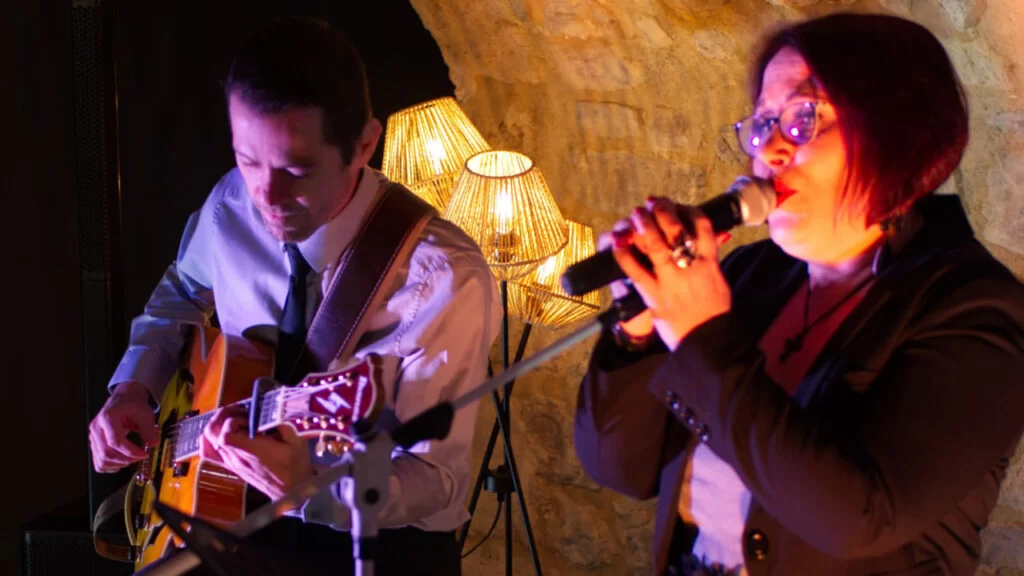 Dégustation de vin, groupe pour concert live chez caviste et vignerons